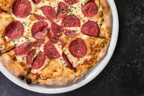 Pizza con Salame e Cheddar