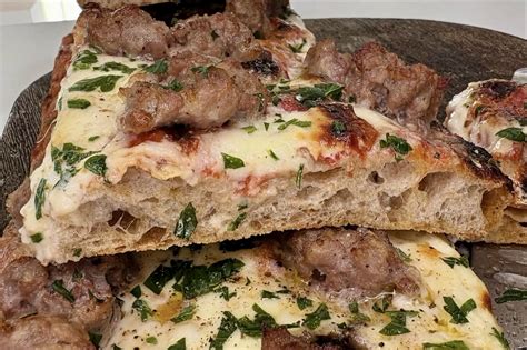 Pizza con Salsiccia e Stracchino