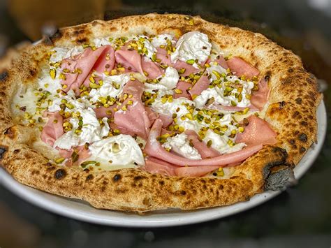 Pizza con burrata e mortadella