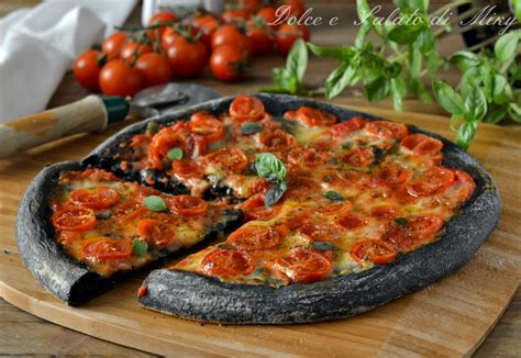 Pizza con carbone vegetale
