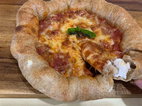 Pizza con cornicione