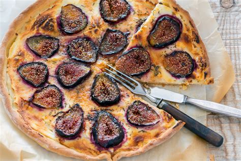 Pizza con fichi e gorgonzola pronta