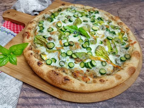 Pizza con fiori di zucca