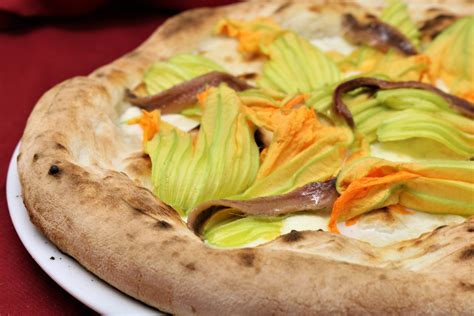 Pizza con fiori di zucca e alici