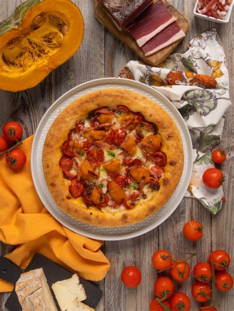 Pizza con ingredienti autunnali