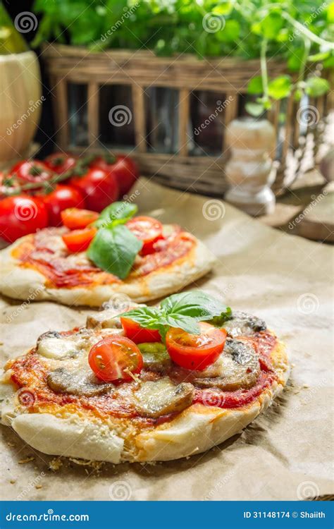 Pizza con ingredienti freschi