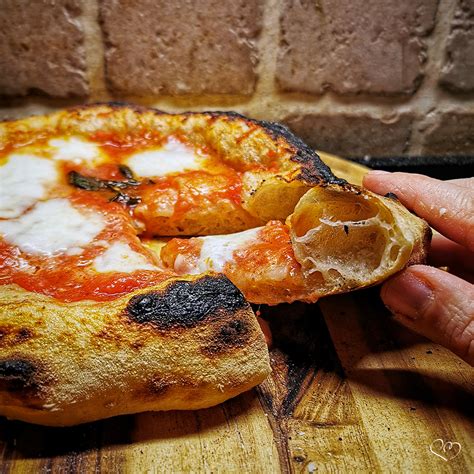 Pizza con lievito madre alveolata