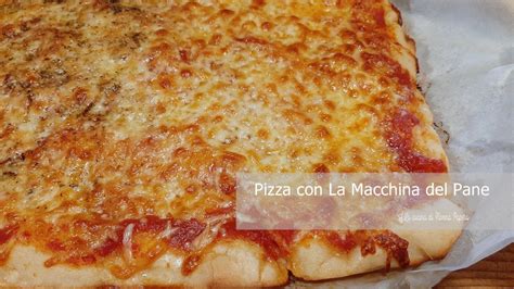 Pizza con macchina del pane