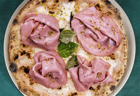Pizza con mortadella e pistacchi