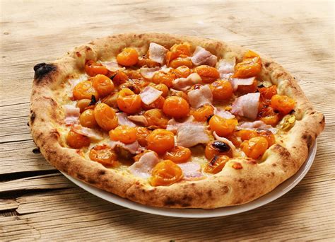 Pizza con pomodorini gialli e salsiccia