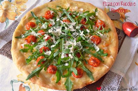 Pizza con rucola e pomodorini