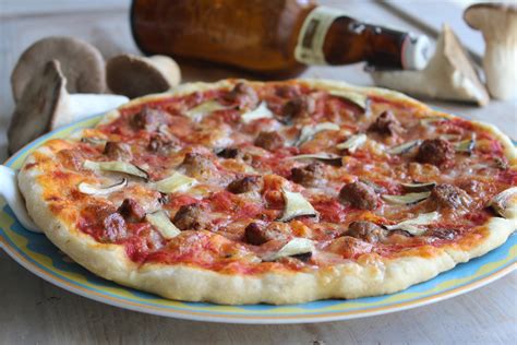 Pizza con salsiccia e funghi