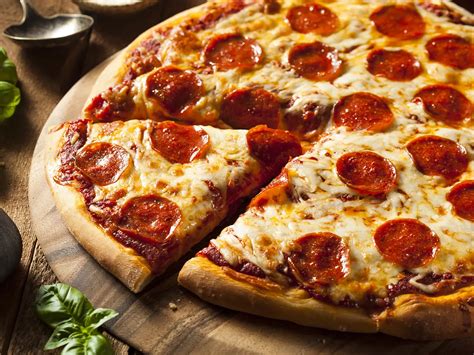 Pizza con zola e salamino piccante