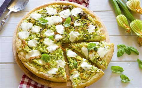 Pizza con zucchine grattugiate