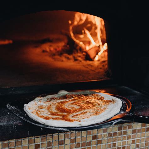 Pizza congelata pronta per essere infornata
