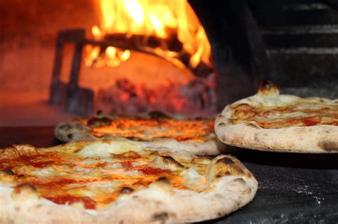 Pizza cotta nel forno a legna