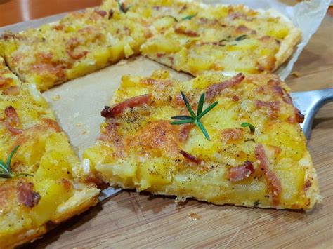 Pizza di albume con scamorza e speck