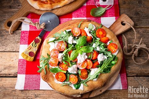 Pizza farcita con diversi ingredienti