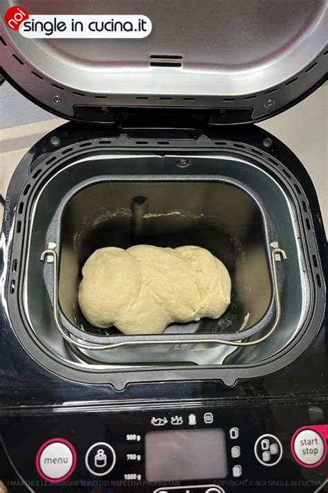 Pizza fatta in casa con la macchina del pane