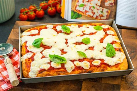 Pizza fatta in casa pronta per essere congelata