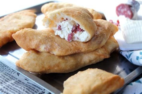 Pizza fritta con ripieno di ricotta e ciccioli