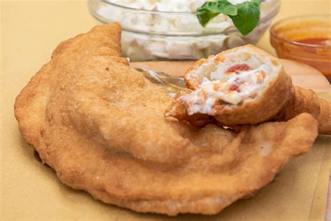 Pizza fritta napoletana