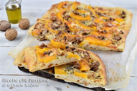Pizza in teglia con zucca, gorgonzola e noci