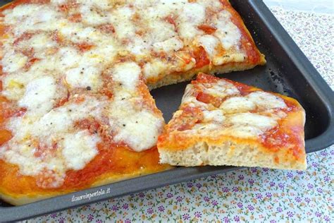 Pizza in teglia fatta in casa