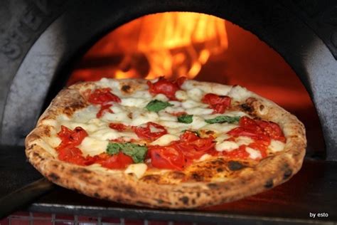 Pizza napoletana cotta nel forno a legna