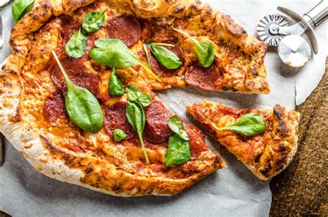 Pizza rustica con salame e mozzarella