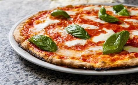 Pizza scrocchiarella romana