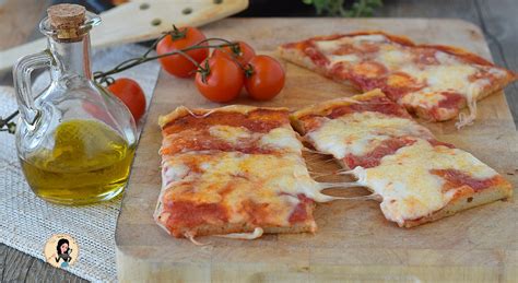 Pizza senza lievito con mozzarella
