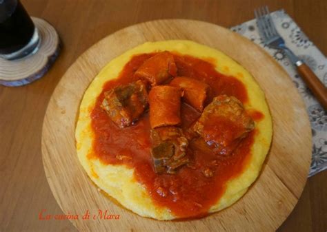 Polenta con salsiccia e costine di maiale