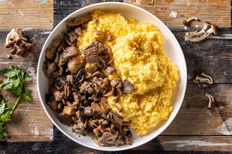 Polenta con sugo di salsiccia e funghi