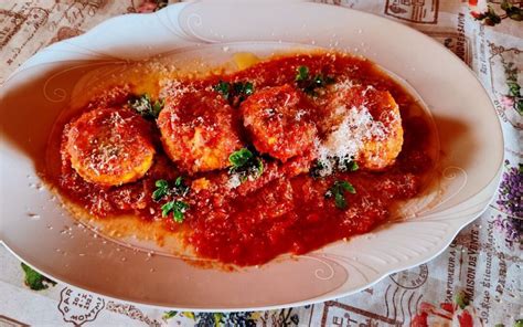 Polpette di Ricotta al Sugo Servite