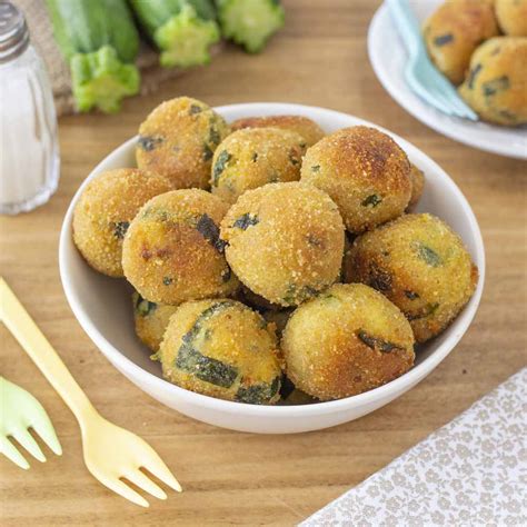 Polpette di salmone con zucchine saltate