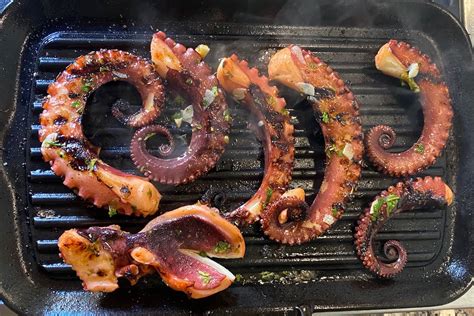 Polpo alla griglia con salsa chimichurri