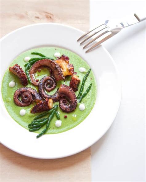 Polpo alla piastra con purè di piselli