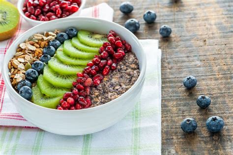 Porridge con frutta fresca e semi