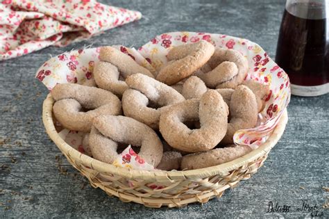 Preparazione Ciambelline al Vino