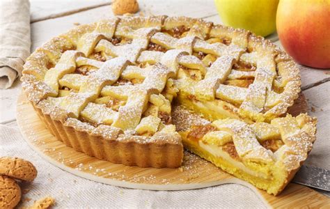Preparazione Crostata di Mele e Amaretti