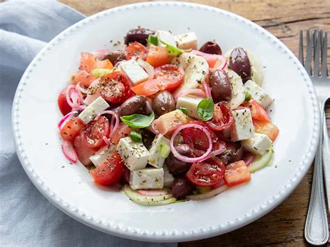 Preparazione Insalata Greca