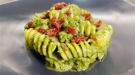 Preparazione Pasta con Pesto di Rucola