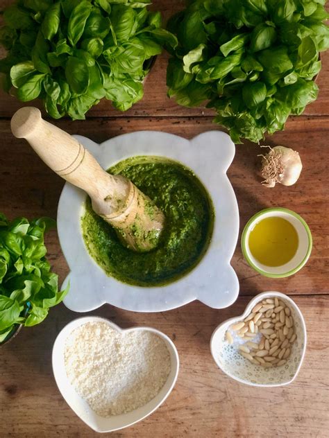 Preparazione Pesto Genovese al Mortaio