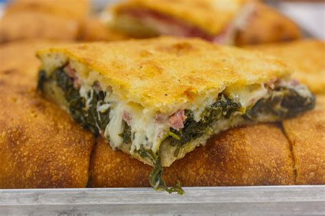 Preparazione Pizza di Scarola e Salsiccia