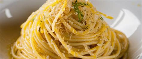 Preparazione Spaghetti Bottarga, Limone e Pangrattato
