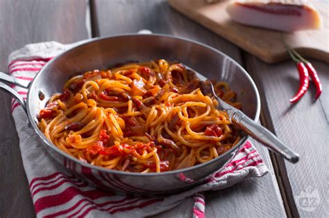 Preparazione Spaghetti all'Amatriciana
