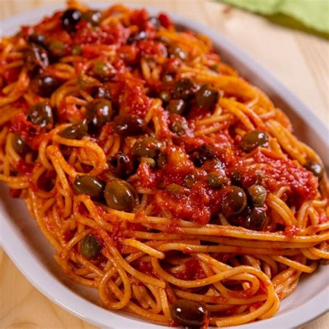 Preparazione Spaghetti con Olive Taggiasche e Pomodorini