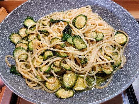 Preparazione Spaghetti con Zucchine Fritte