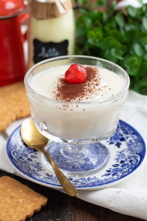 Preparazione biancomangiare con biscotti
